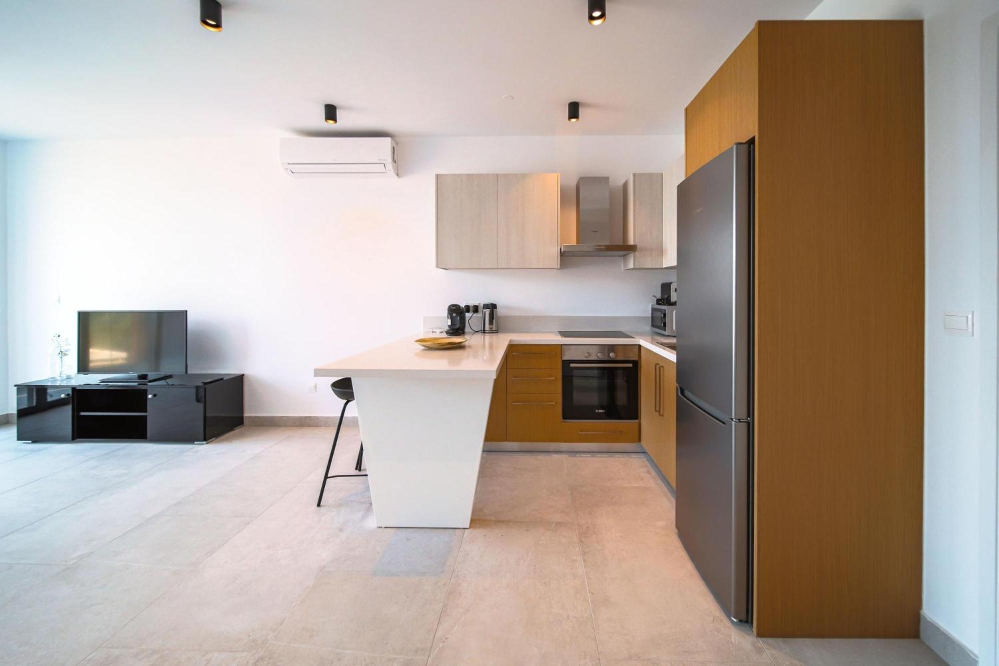 Avenue 102 1 Bed Apartment Пафос Екстериор снимка